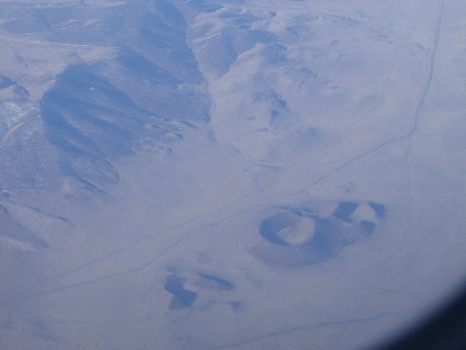 Eine Luftaufnahme eines Berges, der wie ein Krater ausschaut.